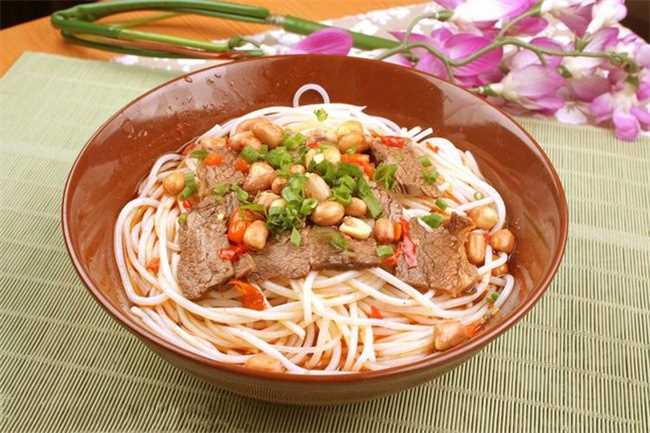 惠州有哪些特色小吃(惠州的特色小吃有东江鱼丸、龙门米粉、东江盐焗鸡、客家酿豆腐等)