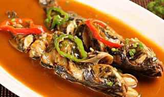 红烧昂刺鱼的家常做法(昂刺鱼、大葱、红辣椒、生抽、酱油、料酒)